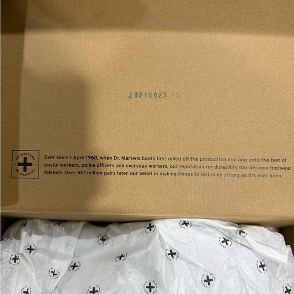 DR. MARTENS WOMEN'S 1460 W PATENT LEATHER FASHION BOOT - SIZE: WOMEN 9. Black - Picture 6 of 14